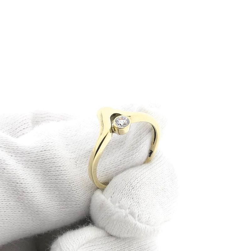 Image 9 of Gold ring with zirconia