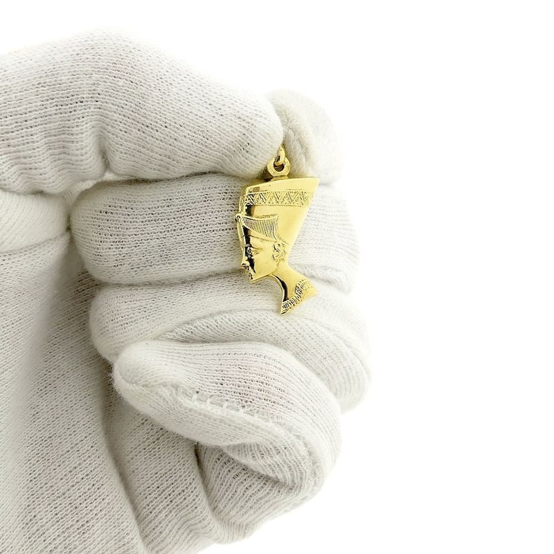 Image 9 of Gold pendant of Egyptian Queen Nefertiti