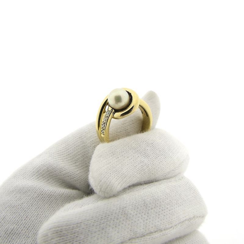 Image 7 of Gold ring with pearl and diamond; 0.08 ct.