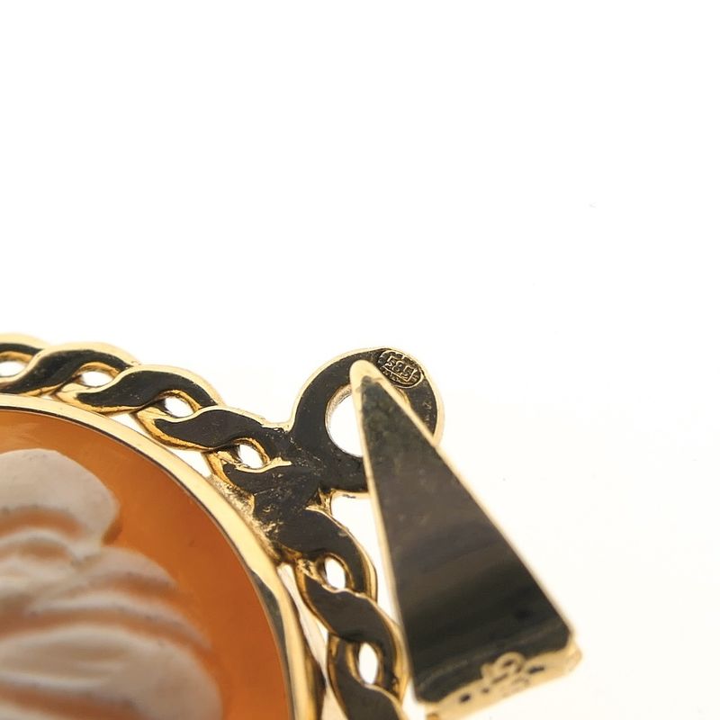 Image 9 of Gold pendant with cameo
