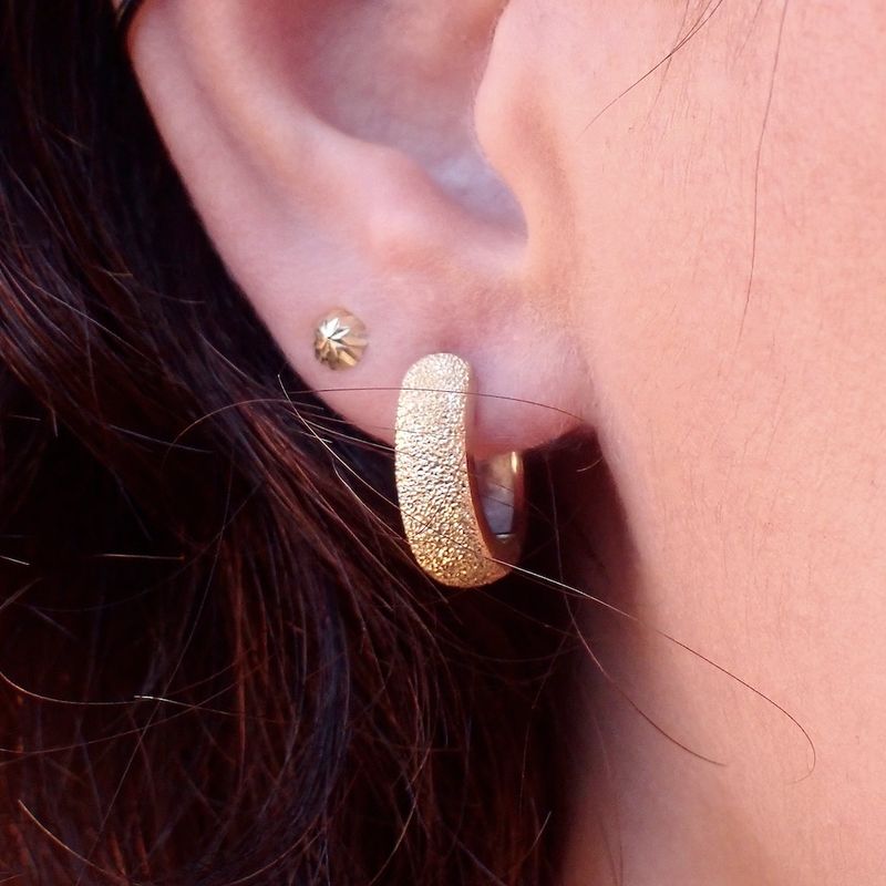 Image 4 of Two-tone gold diamond-cut earrings | Ø 17 mm