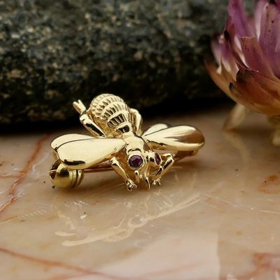 Image 2 of Gold brooch of a bee with ruby
