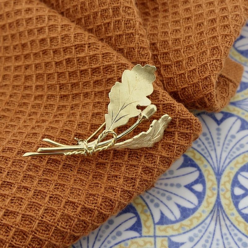Image 7 of Gold brooch of oak leaves