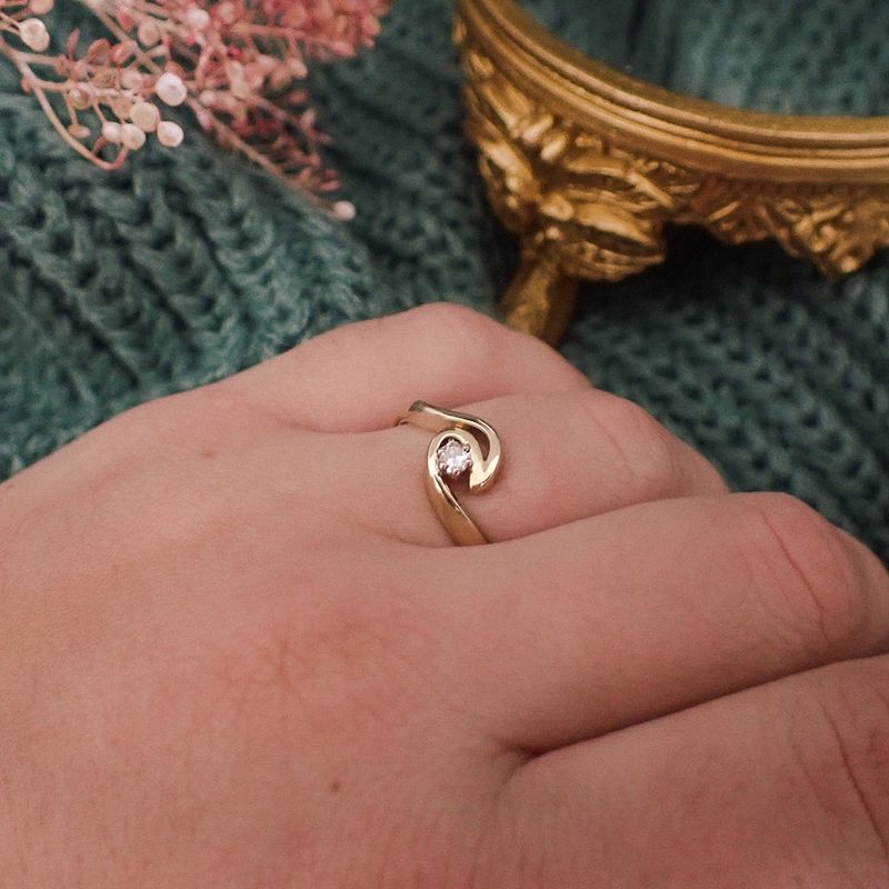 Image 4 of Gold solitaire ring with diamond; 0.07 ct.