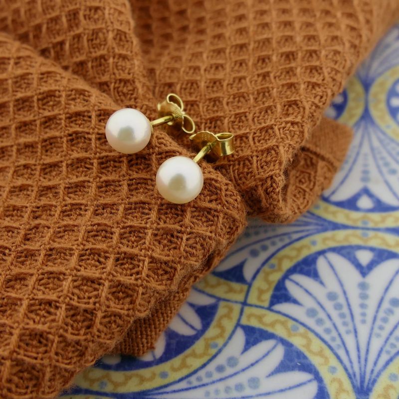 Image 2 of Gold stud earrings with cultured pearl