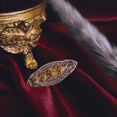 Image 2 of Gold brooch with Zeeland buttons