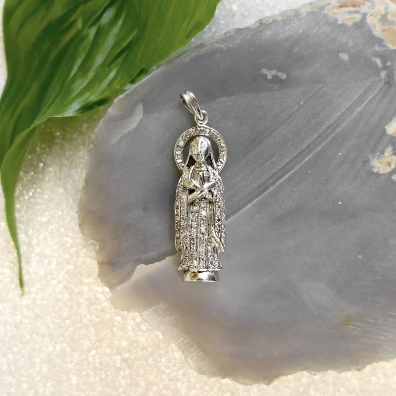 Image 9 of 18-karat white gold Maria pendant, pavé-set with diamonds | Approx. 0.32 ct.