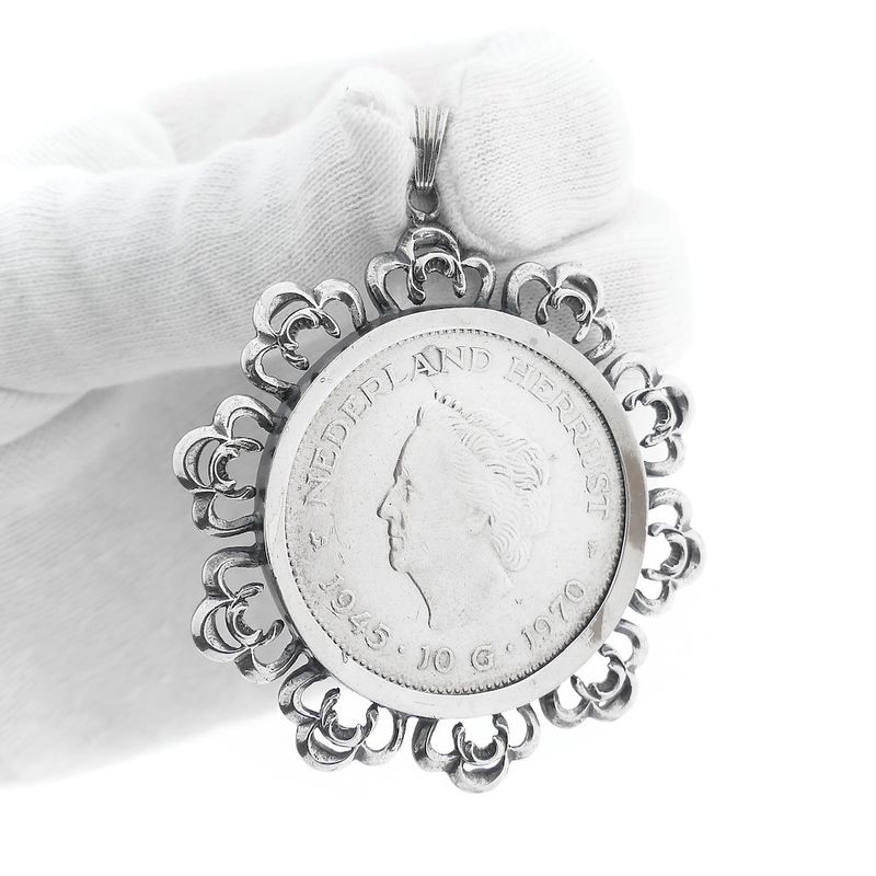Image 11 of Silver pendant of 10 guilder coin of Juliana 1970.