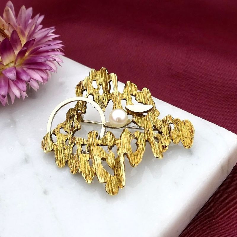 Afbeelding 2 van Bicolor gouden broche met parel