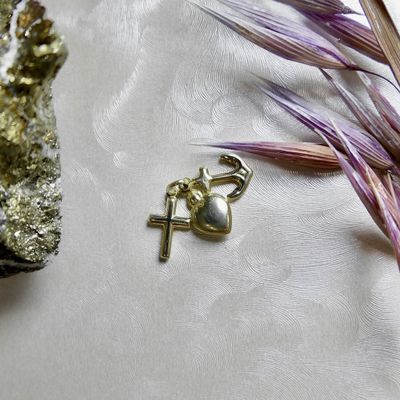 Image 2 of Gold pendant; Faith, hope, and love