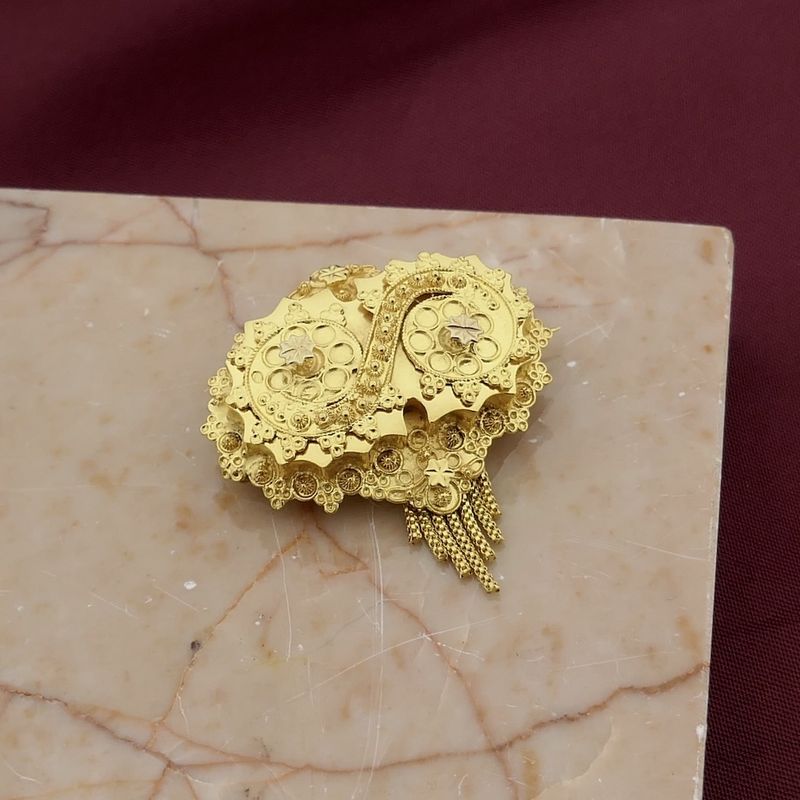 Image 8 of Old Dutch gold brooch with a cap bell