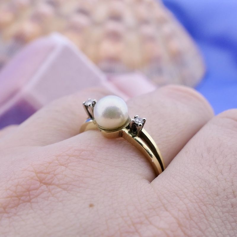 Image 9 of Gold ring with pearl and diamonds; 0.04 ct.