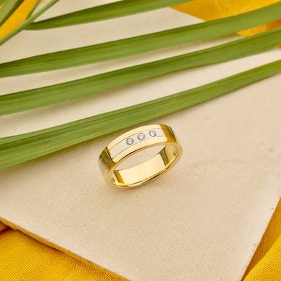 Image 2 of Bicolor gold ring with diamond; 0.09 ct.