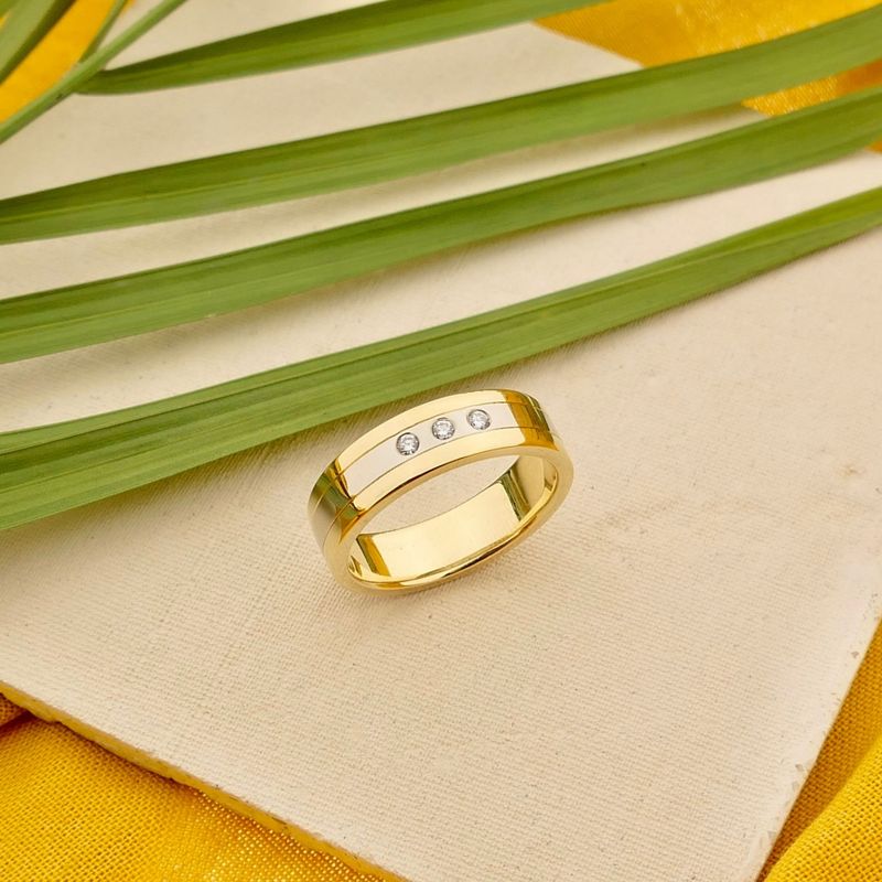 Image 2 of Bicolor gold ring with diamond; 0.09 ct.