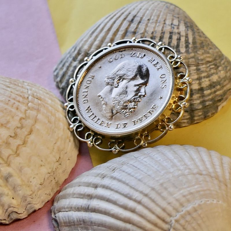 Image 7 of Gold brooch of 10 guilder coin King William III 1875