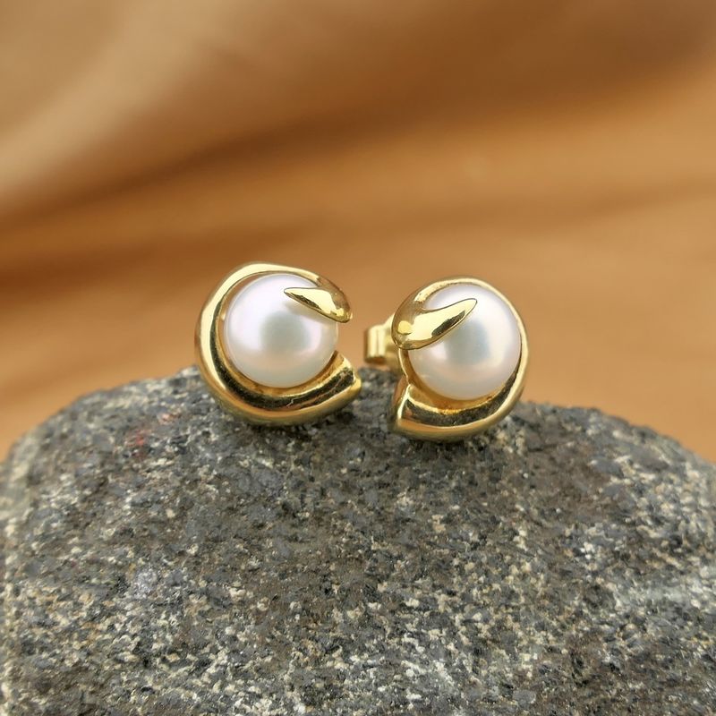Image 2 of Gold stud earrings with pearl