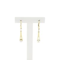 Gold earrings with pearl