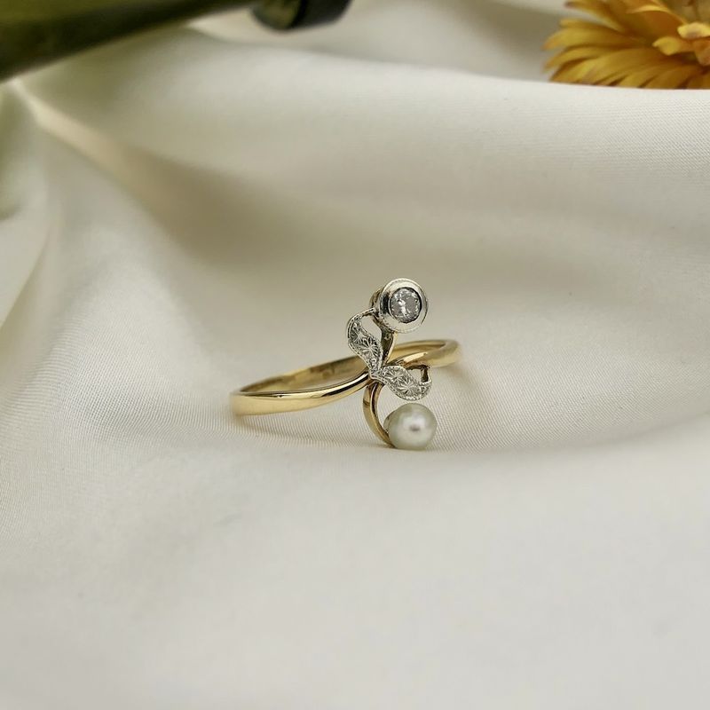 Image 2 of Gold ring with pearl and diamond | 0.10 ct.