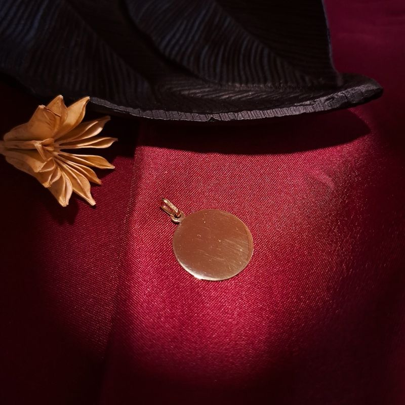 Image 4 of Gold pendant; Round engraving plate