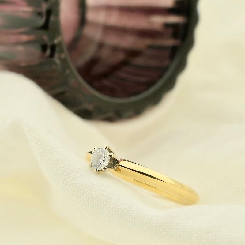 Image 2 of Gold solitaire ring with diamond; 0.15 ct.