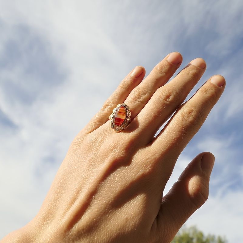 Image 2 of Vintage gold ring with carnelian bandagate