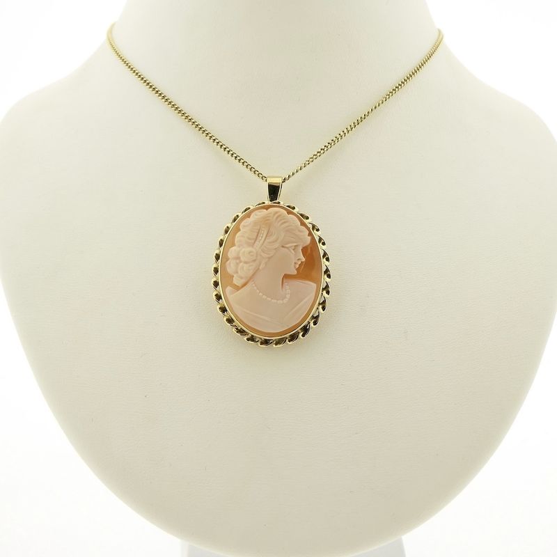 Image 9 of 8 carat vintage brooch/pendant with cameo