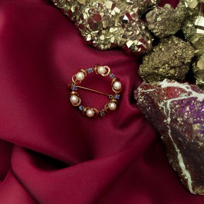 Vintage gold brooch with sapphire and pearls Image 2 of Vintage gold brooch with sapphire and pearls