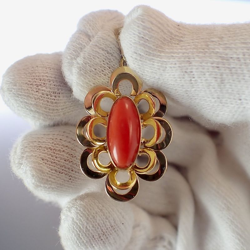Image 2 of Gold pendant with blood coral | Vintage/antique