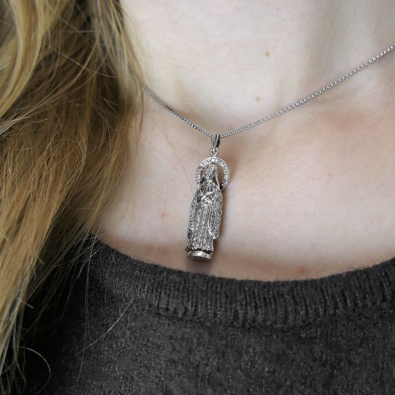 Image 11 of 18-karat white gold Maria pendant, pavé-set with diamonds | Approx. 0.32 ct.