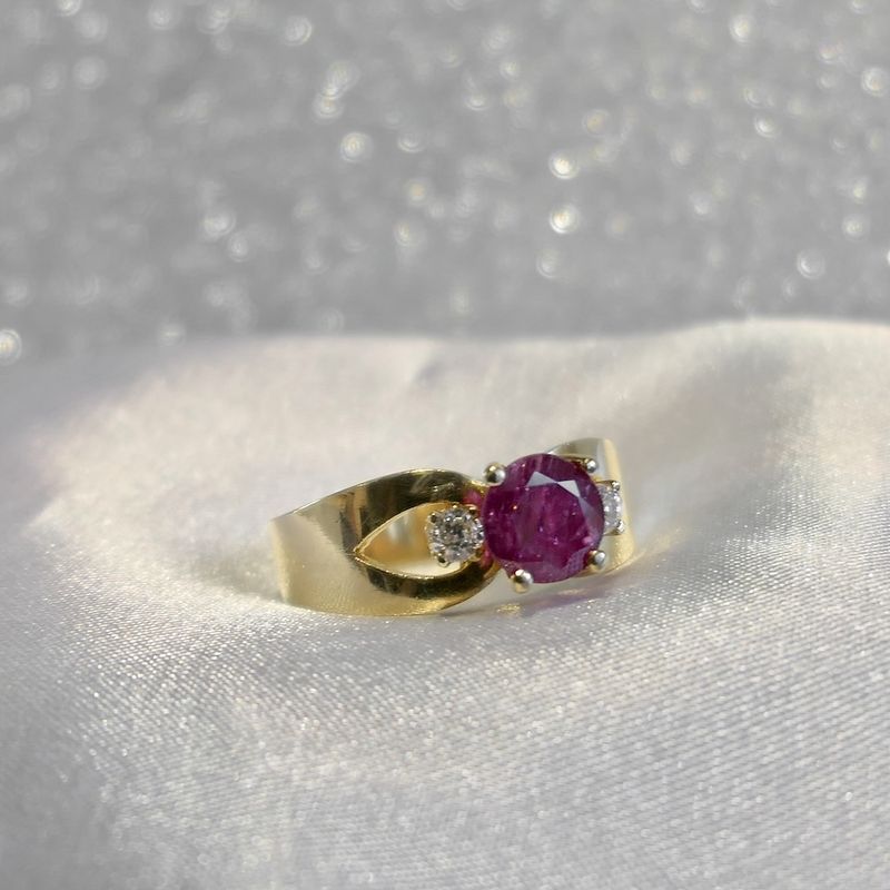 Image 2 of 18 carat gold ring with ruby ​​and diamonds