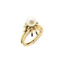Gold cocktail ring with pearl