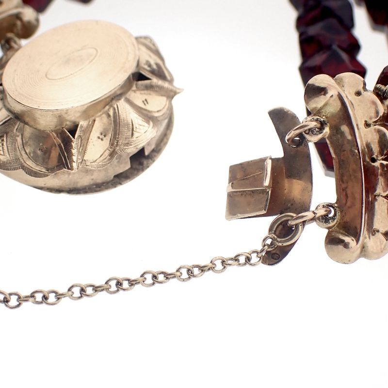 Image 8 of Glass bead bracelet with gold clasp; Antique | Ø 55mm