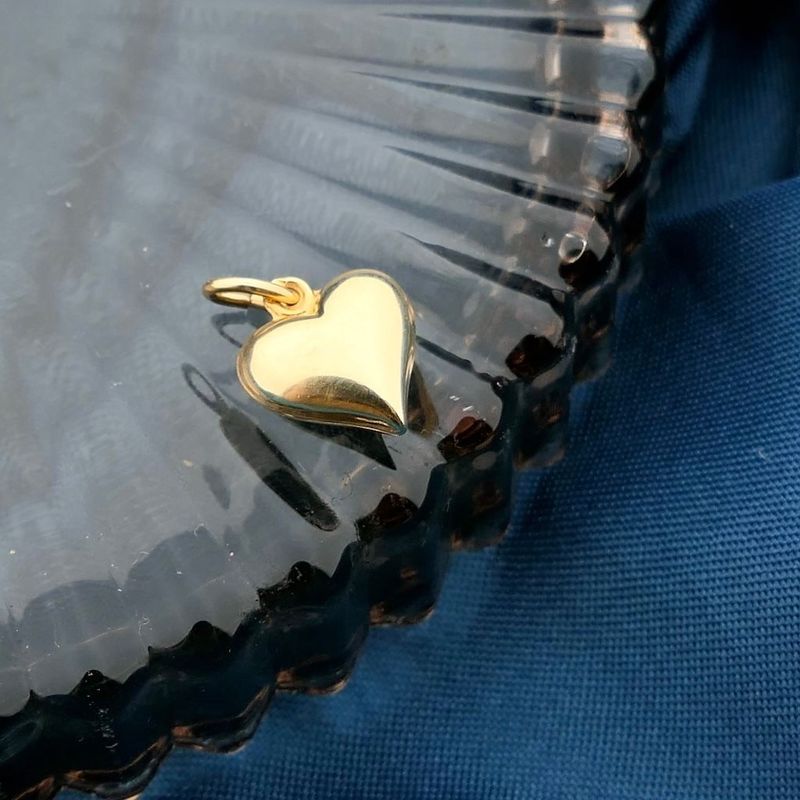 Image 2 of Gold pendant of a heart