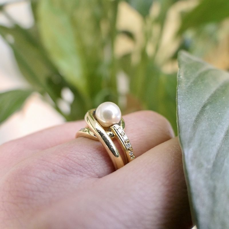Image 8 of Gold ring with pearl and diamond; 0.08 ct.