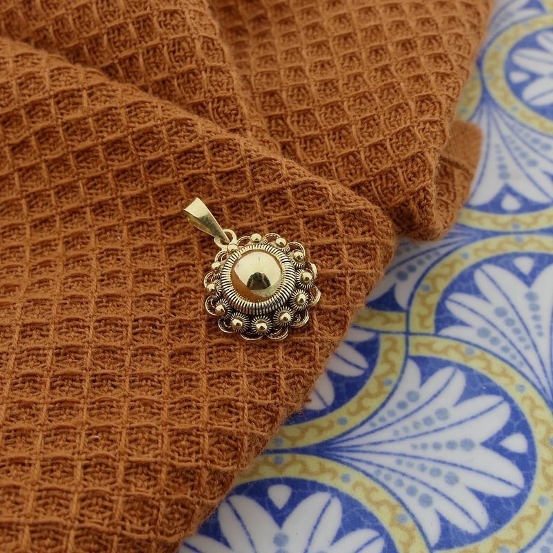 Image 2 of Gold pendant of a Zeeland button