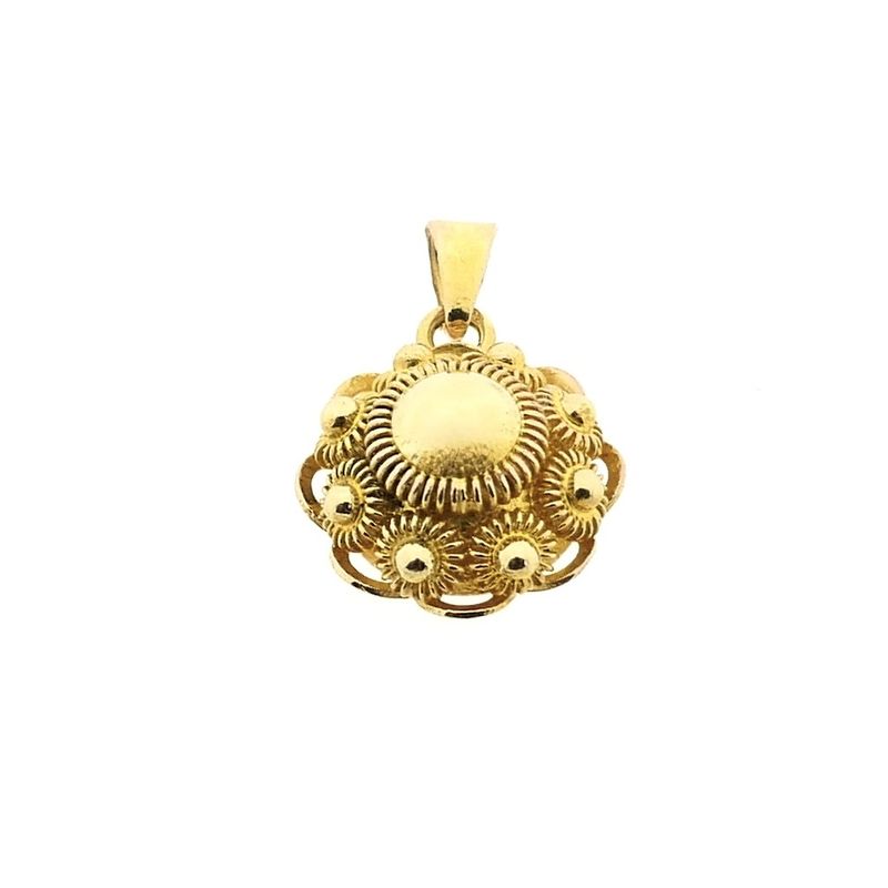 Image 4 of Gold pendant of a Zeeland button