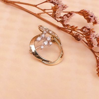 Image 2 of Gold brooch with diamonds; 0.225 ct.