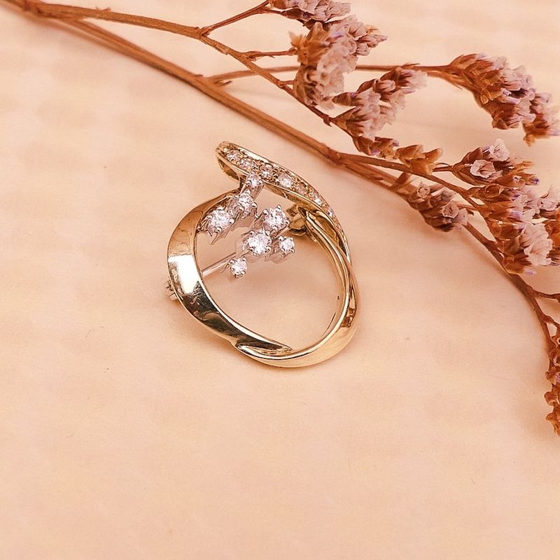 Image 2 of Gold brooch with diamonds; 0.225 ct.