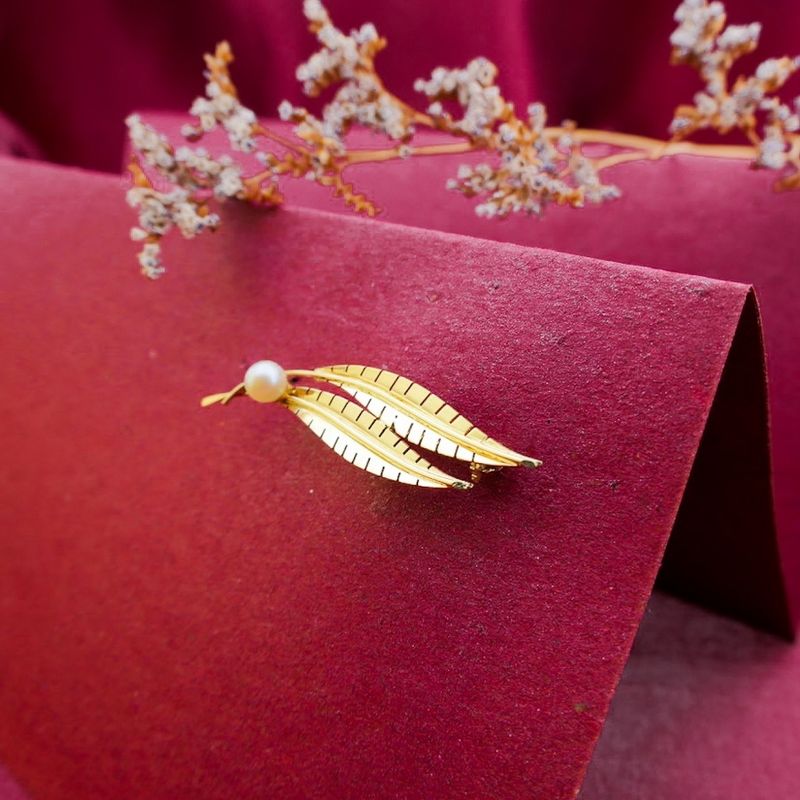 Image 6 of Gold feather brooch with pearl