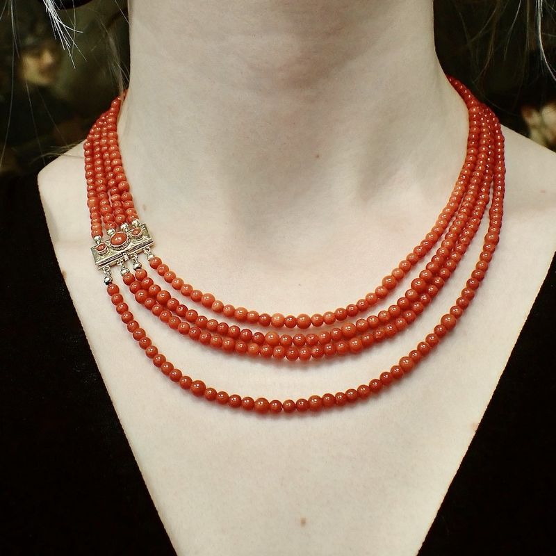 Image 3 of Blood coral bead necklace with gold clasp; Antique | 43 cm