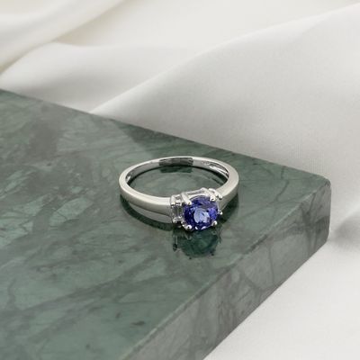 18-karat white gold ring with iolite and diamond | 0.10 ct. Image 2 of 18-karat white gold ring with iolite and diamond | 0.10 ct.