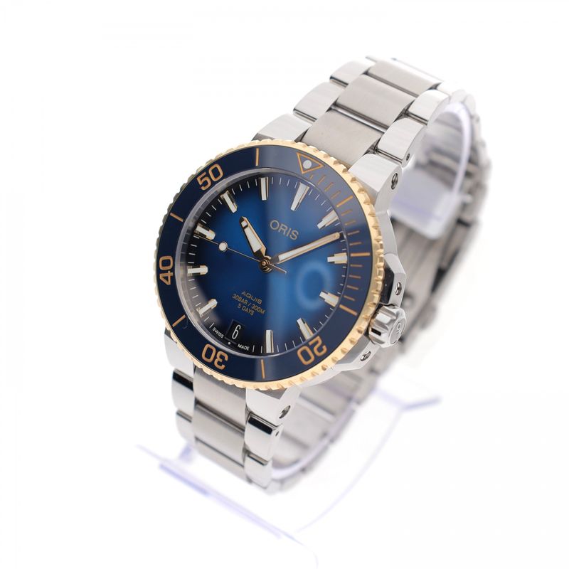 Image 2 of Oris Aquis Date '5-Days' Cal. 400; 18k Gold/Steel Watch