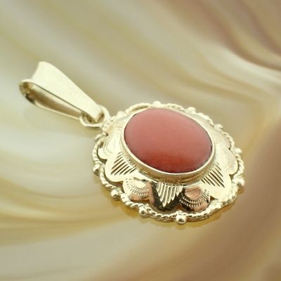 Image 2 of Gold pendant with blood coral | Vintage/antique