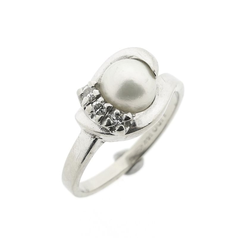 Image 1 of White gold ring with pearl and diamonds; 0.07 ct.