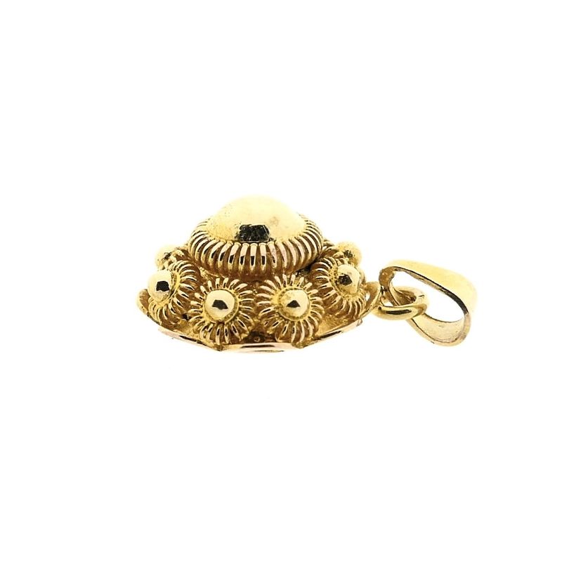 Image 6 of Gold pendant of a Zeeland button