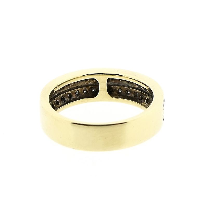 Image 4 of Gold ring with 0.20 ct diamond.