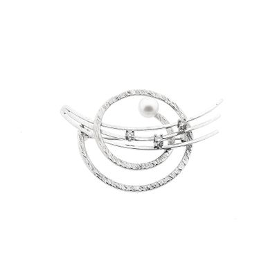 Afbeelding 1 van Witgouden broche gezet met een parel en diamanten; 0,07 ct. 