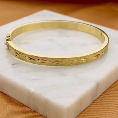 Afbeelding 2 van Gouden slavenarmband met gravures; Maat M/L