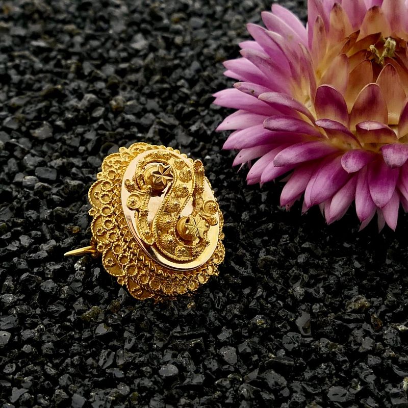 Afbeelding 2 van Antiek gouden broche van een mutsenbel 