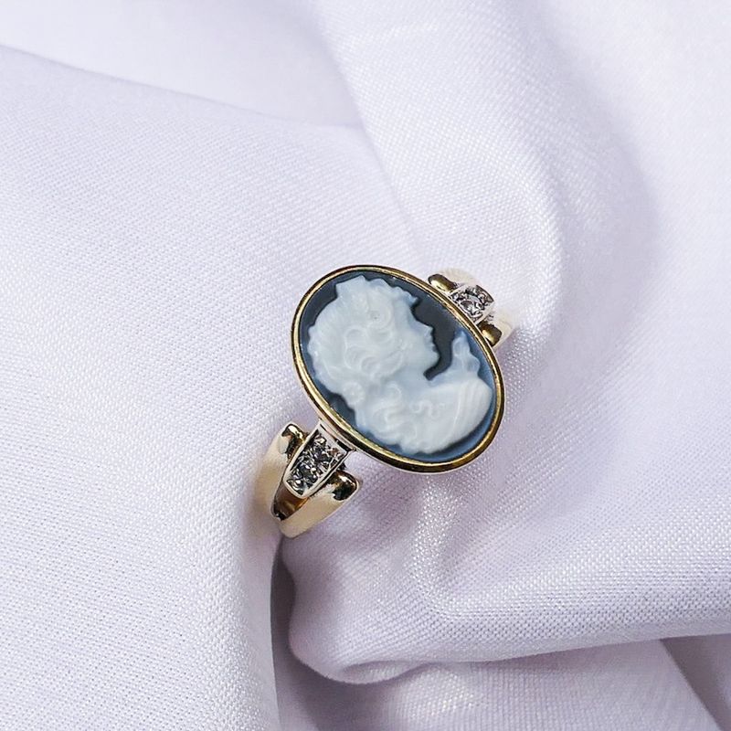 Image 2 of Gold signet ring with blue cameo and diamond | 0.04 ct.